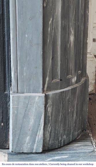 Cheminée de style Louis XVI aux coins arrondis, en marbre bleu turquin-7