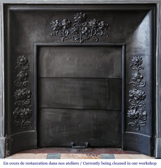 Cheminée de style Louis XVI aux coins arrondis, en marbre bleu turquin-8