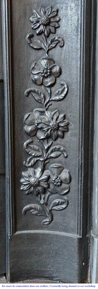 Cheminée de style Louis XVI aux coins arrondis, en marbre bleu turquin-9