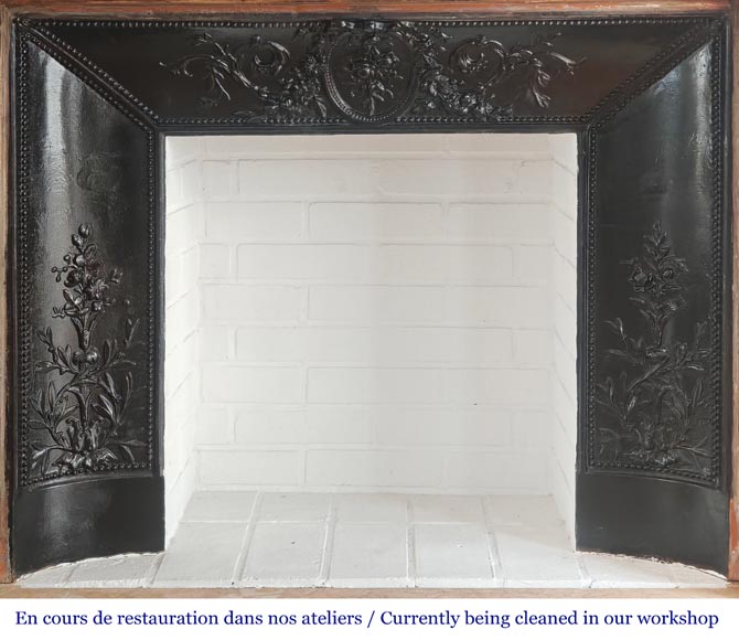 Cheminée de style Louis XVI aux coins arrondis en marbre coloré-9