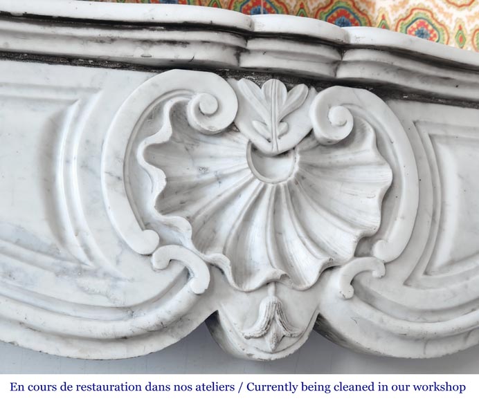 Cheminée de style Louis XV en marbre de Carrare, décorée d'une coquille-2