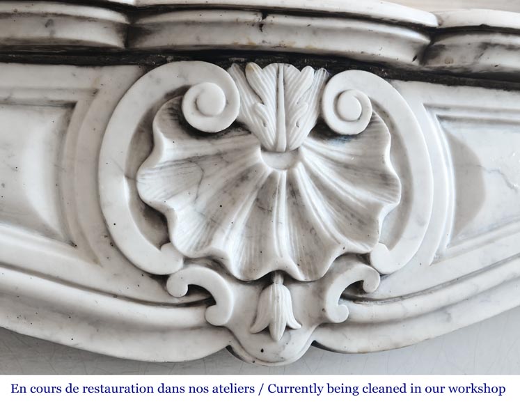 Cheminée de style Louis XV en marbre de Carrare décorée d'une coquille-2