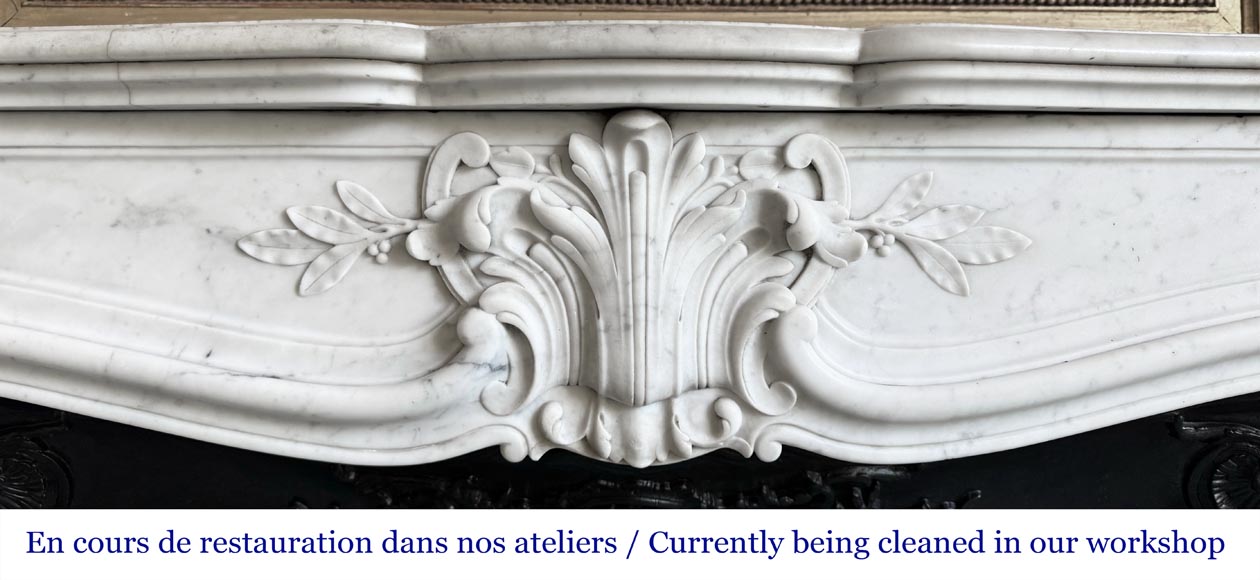 Cheminée de style Louis XV en marbre de Carrare, décorée d'une palmette Cheminée de style Louis XV en marbre de Carrare, décorée d'une palmette-1