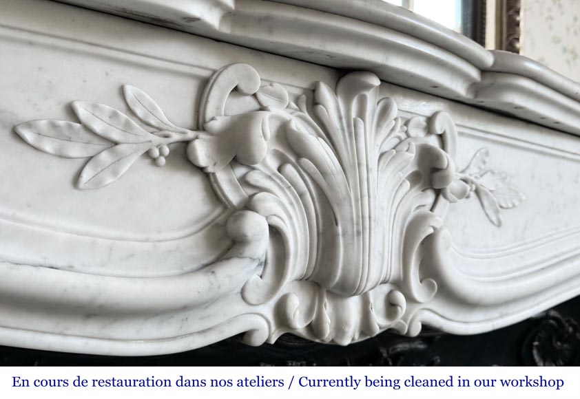 Cheminée de style Louis XV en marbre de Carrare, décorée d'une palmette Cheminée de style Louis XV en marbre de Carrare, décorée d'une palmette-2