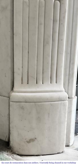 Cheminée de style Louis XV en marbre de Carrare, décorée d'une palmette Cheminée de style Louis XV en marbre de Carrare, décorée d'une palmette-5