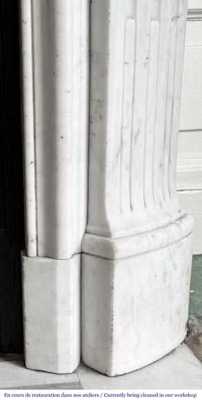 Cheminée de style Louis XV en marbre de Carrare, décorée d'une palmette Cheminée de style Louis XV en marbre de Carrare, décorée d'une palmette-8