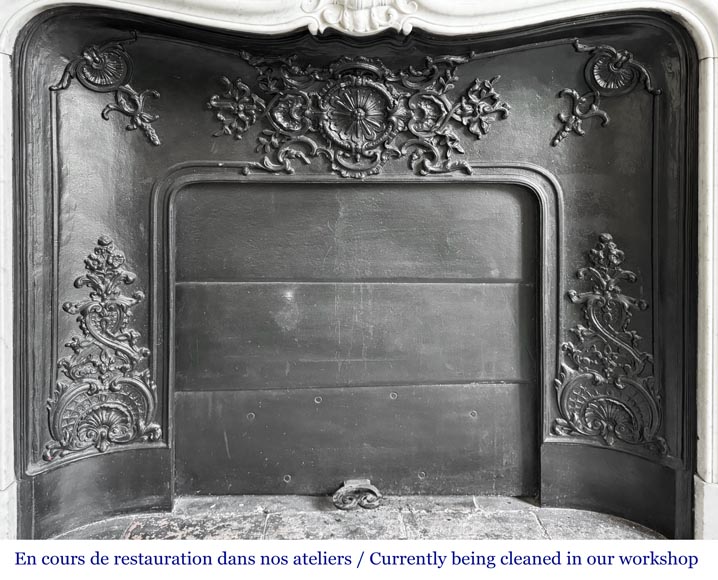 Cheminée de style Louis XV en marbre de Carrare, décorée d'une palmette Cheminée de style Louis XV en marbre de Carrare, décorée d'une palmette-10