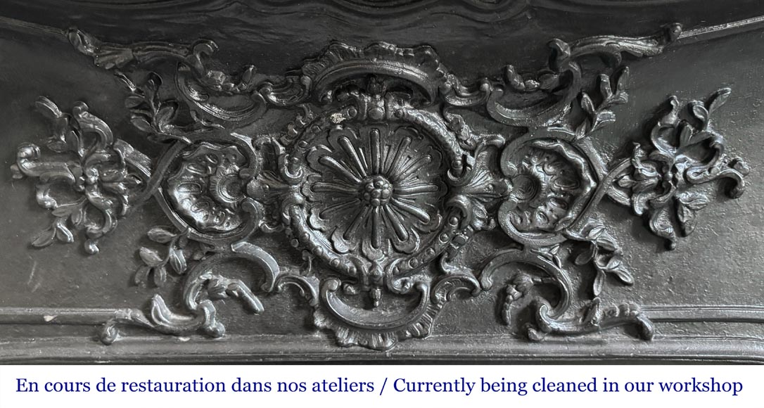 Cheminée de style Louis XV en marbre de Carrare, décorée d'une palmette Cheminée de style Louis XV en marbre de Carrare, décorée d'une palmette-11