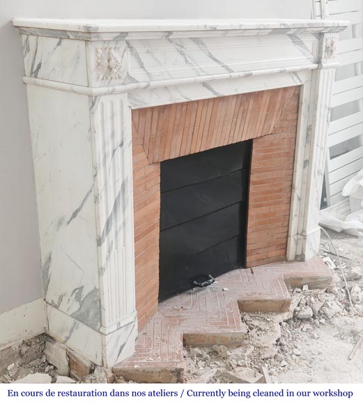 Cheminée de style Louis XVI moulurée en marbre arabescato-2