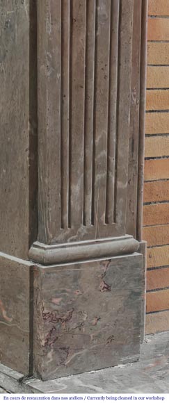 Cheminée de style Louis XVI aux pieds cannelés en marbre enjugerais-4