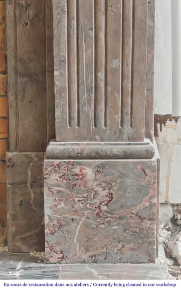 Cheminée de style Louis XVI aux pieds cannelés en marbre enjugerais-7