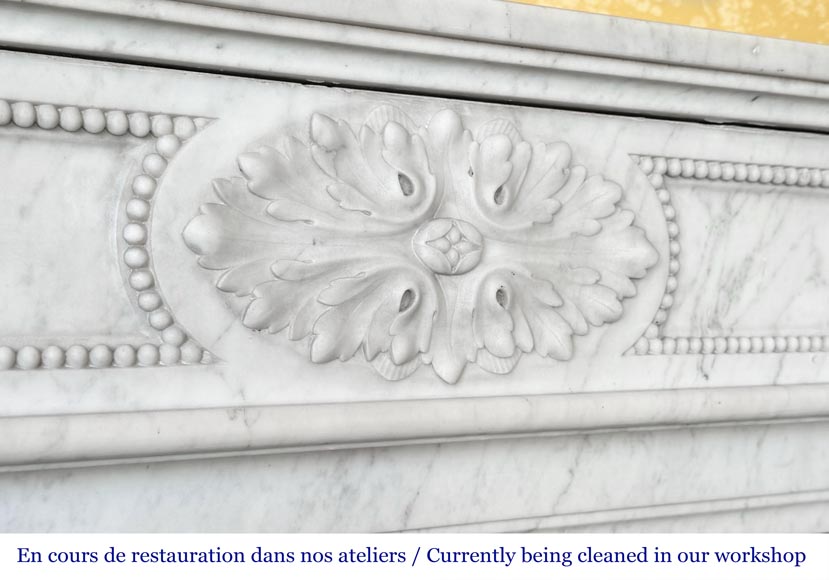 Cheminée de style Louis XVI en marbre de Carrare décorée de perles-2