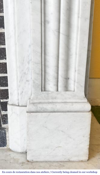 Cheminée de style Louis XVI en marbre de Carrare décorée de perles-9