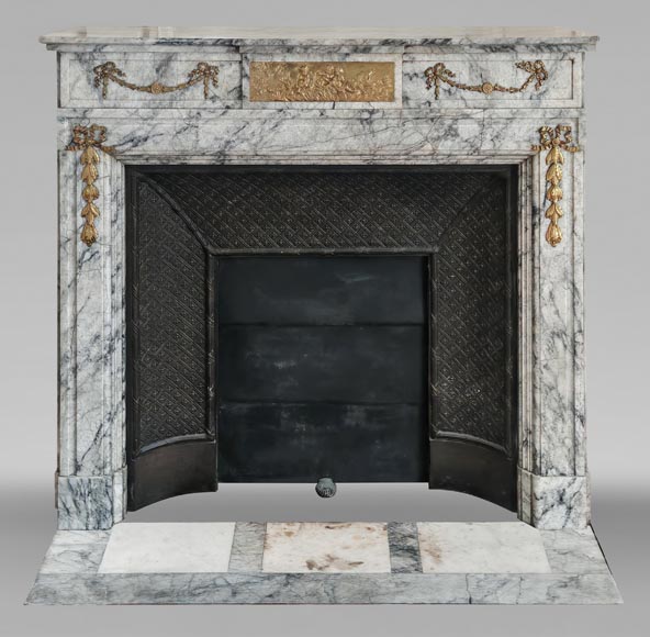 Cheminée de style Napoléon III en granite veiné, à décor de bronze-0