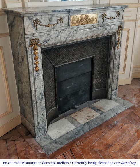 Cheminée de style Napoléon III en granite veiné, à décor de bronze-3