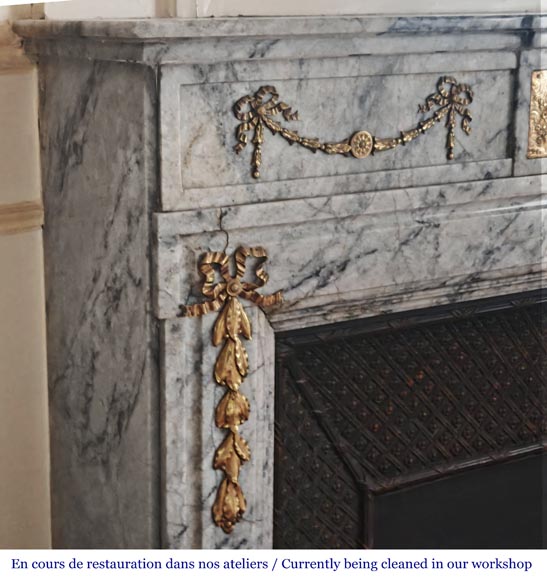 Cheminée de style Napoléon III en granite veiné, à décor de bronze-4