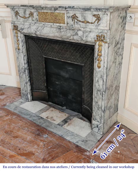 Cheminée de style Napoléon III en granite veiné, à décor de bronze-7