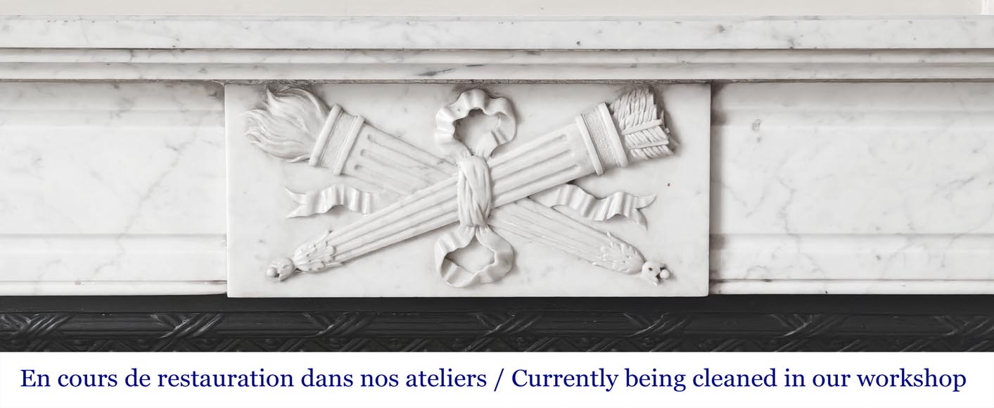 Cheminée de style Louis XVI en marbre de Carrare décorée d'une torche et d'un carquois-1