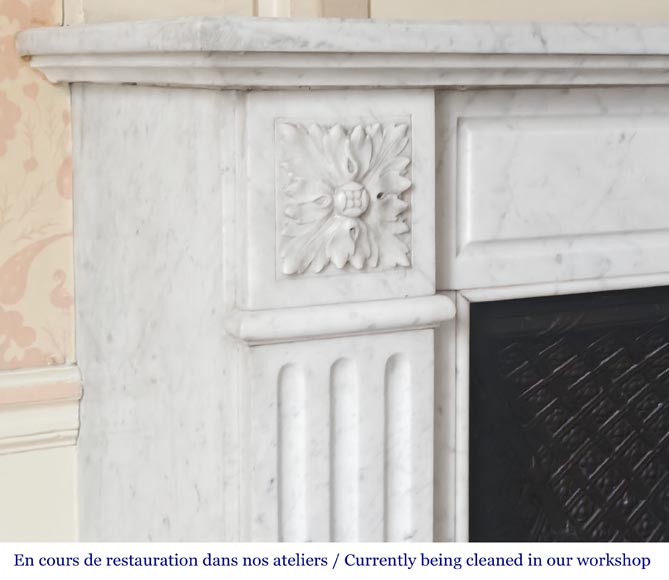 Cheminée de style Louis XVI en marbre de Carrare décorée d'une torche et d'un carquois-3