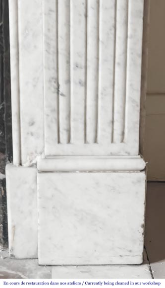 Cheminée de style Louis XVI en marbre de Carrare décorée d'une torche et d'un carquois-7