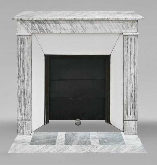 Cheminée de style Louis XVI moulurée, en marbre de Carrare veiné-0