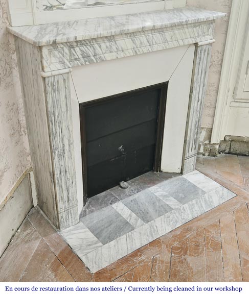 Cheminée de style Louis XVI moulurée, en marbre de Carrare veiné-2