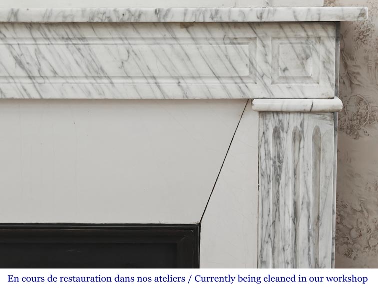 Cheminée de style Louis XVI moulurée, en marbre de Carrare veiné-6