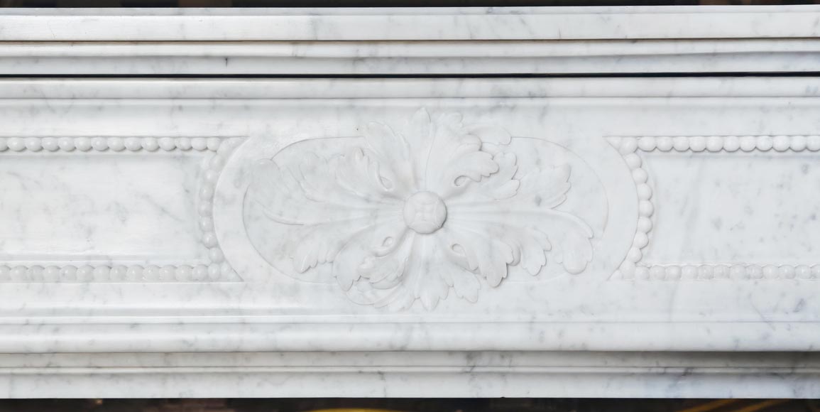 Cheminée de style Louis XVI à décor de perle, en marbre de Carrare Cheminée de style Louis XVI à décor de perle, en marbre de Carrare-1
