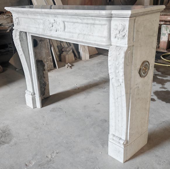 Cheminée de style Louis XVI à décor de perle, en marbre de Carrare Cheminée de style Louis XVI à décor de perle, en marbre de Carrare-6