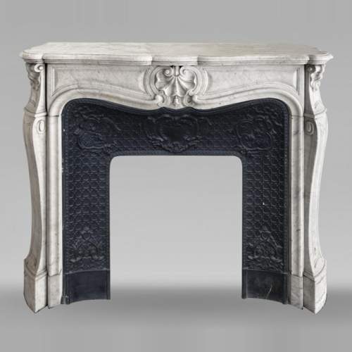 Cheminée de style Louis XV décorée d'une coquille, en marbre de Carrare