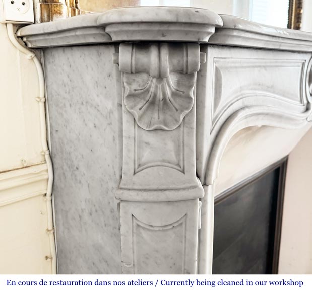 Cheminée de style Louis XV décorée d'une coquille, en marbre de Carrare-3
