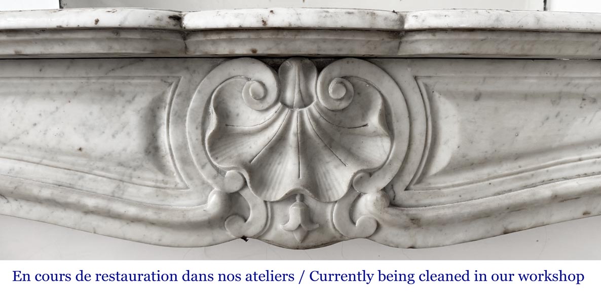 Cheminée de style Louis XV en marbre de Carrare décorée d'une coquille-1