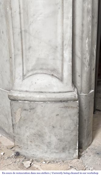 Cheminée de style Louis XV en marbre de Carrare décorée d'une coquille-4