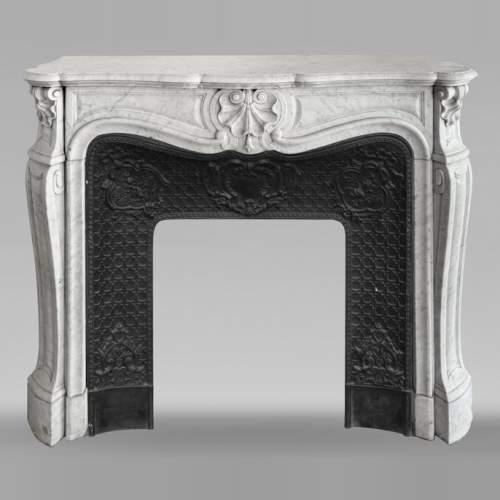 Cheminée de style Louis XV en marbre de Carrare, décorée d'une coquille