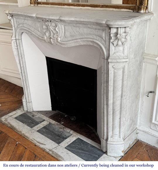 Cheminée de style Louis XV en marbre de Carrare, décorée d'une coquille-6