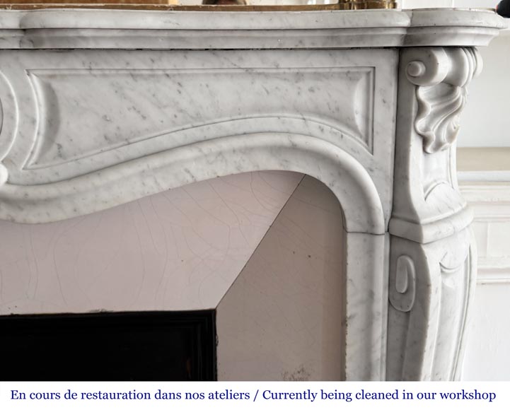 Cheminée de style Louis XV en marbre de Carrare, décorée d'une coquille-7