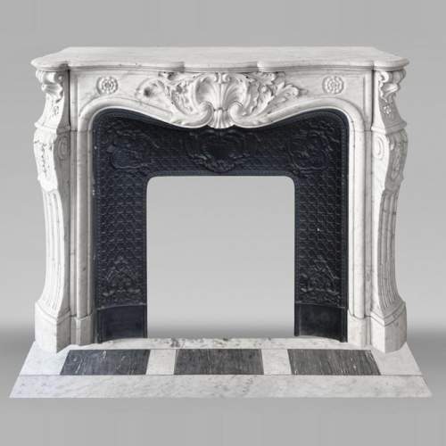Cheminée de style Louis XV ornée d'une large coquille