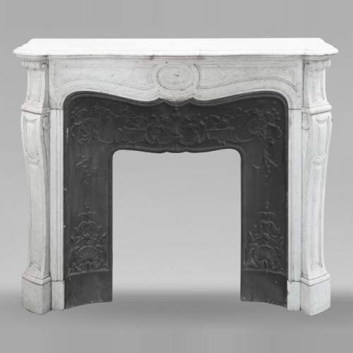 Cheminée de style Louis XV modèle Pompadour en marbre de Carrare