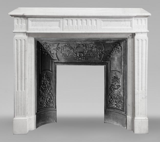 Cheminée de style Louis XVI en marbre de Cararre, décorée de cannelures-0
