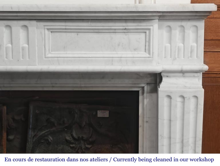 Cheminée de style Louis XVI en marbre de Cararre, décorée de cannelures-6