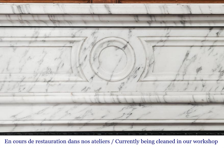 Cheminée de style Louis XVI aux coins arrondis, en marbre Arabescato-1