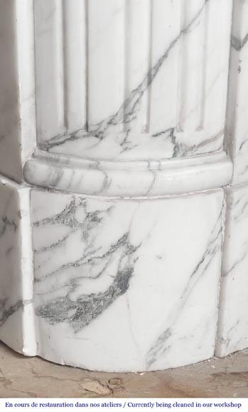 Cheminée de style Louis XVI aux coins arrondis, en marbre Arabescato-4