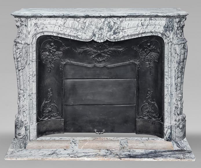 Cheminée de style Louis XV décorée d'une coquille, en marbre bleu fleuri-0