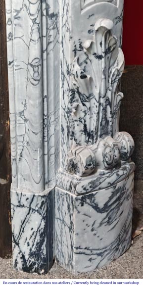 Cheminée de style Louis XV décorée d'une coquille, en marbre bleu fleuri-8