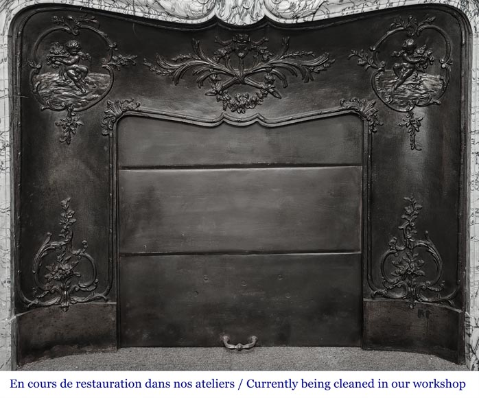 Cheminée de style Louis XV décorée d'une coquille, en marbre bleu fleuri-9