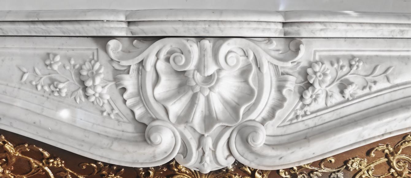 Cheminée de style Louis XV au décor floral, en marbre de Carrare Cheminée de style Louis XV au décor floral, en marbre de Carrare-1