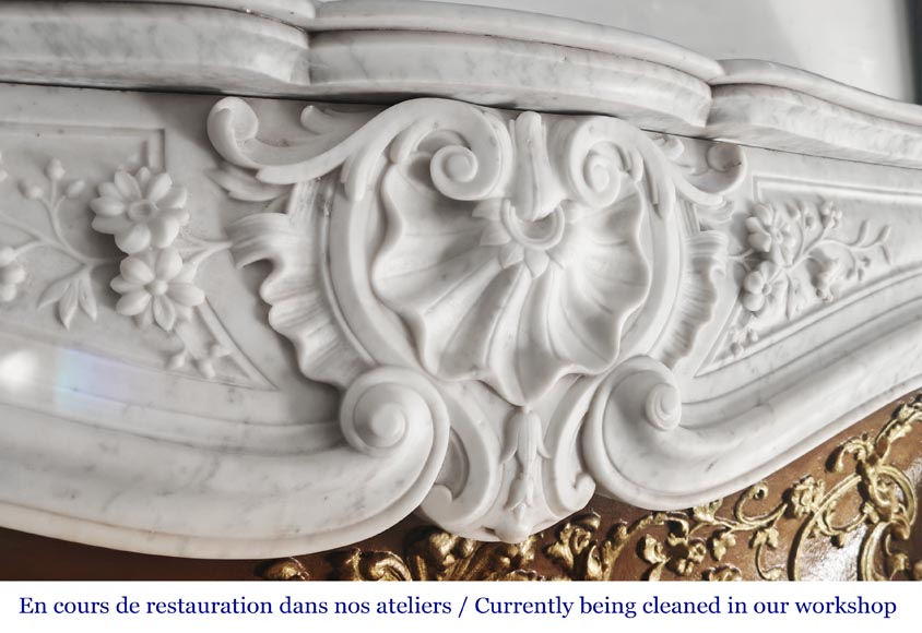 Cheminée de style Louis XV au décor floral, en marbre de Carrare Cheminée de style Louis XV au décor floral, en marbre de Carrare-2