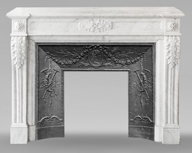 Cheminée de style Louis XVI décorée de feuilles d'acanthe, en marbre de Cararre Cheminée de style Louis XVI décorée de feuilles d'acanthe, en marbre de Cararre-0