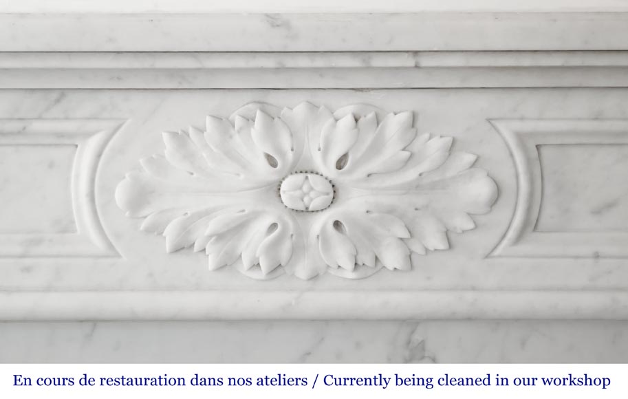 Cheminée de style Louis XVI décorée de feuilles d'acanthe, en marbre de Cararre Cheminée de style Louis XVI décorée de feuilles d'acanthe, en marbre de Cararre-1