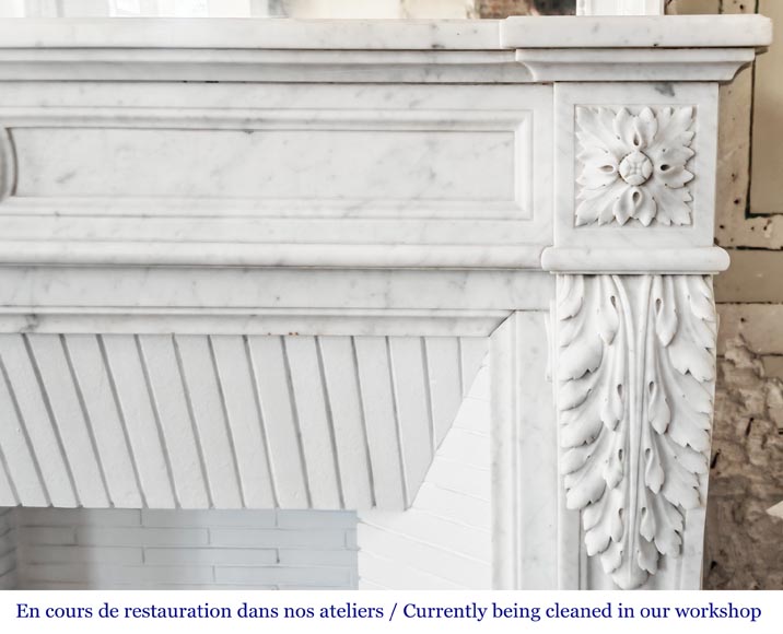 Cheminée de style Louis XVI décorée de feuilles d'acanthe, en marbre de Cararre Cheminée de style Louis XVI décorée de feuilles d'acanthe, en marbre de Cararre-6